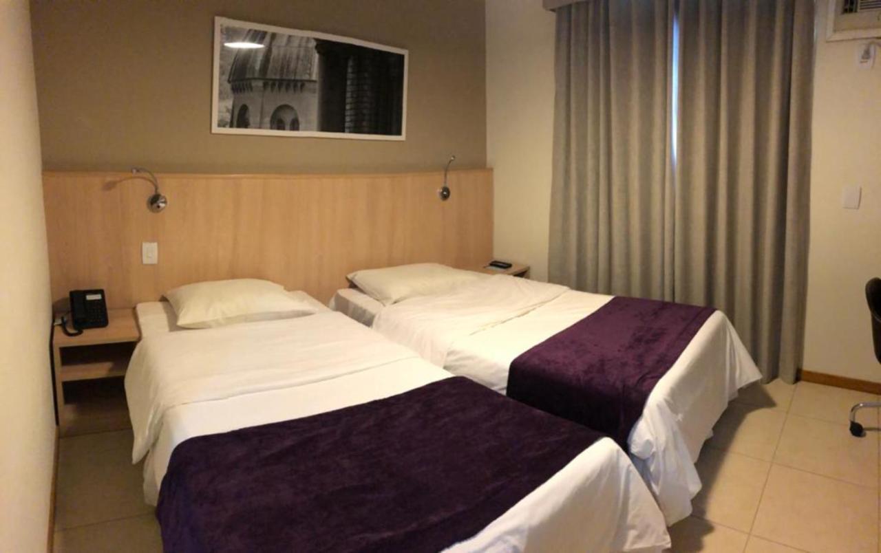 Quarto com 2 Camas de Solteiro